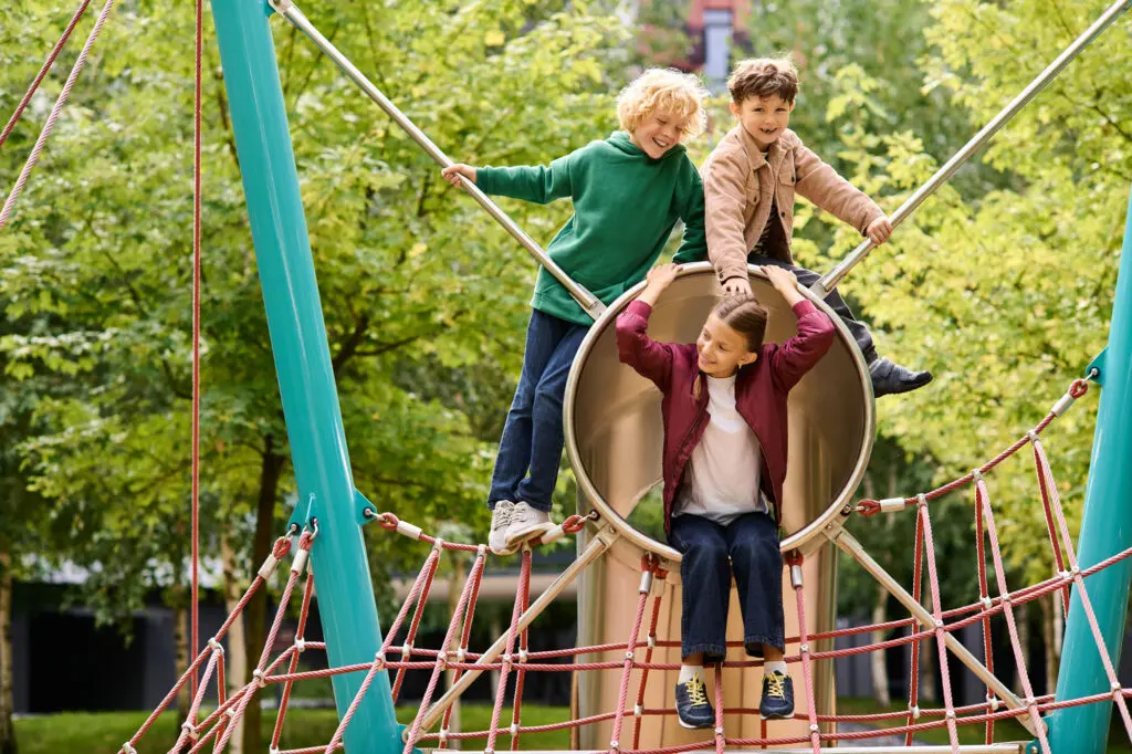 Kinder spielen im Herbst auf einem Spielplatz.