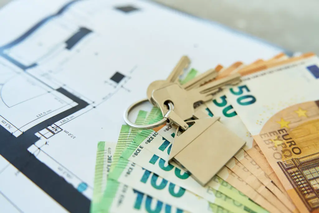 Wohnungssuche und Budgetplanung mit Taschenrechner und Unterlagen.