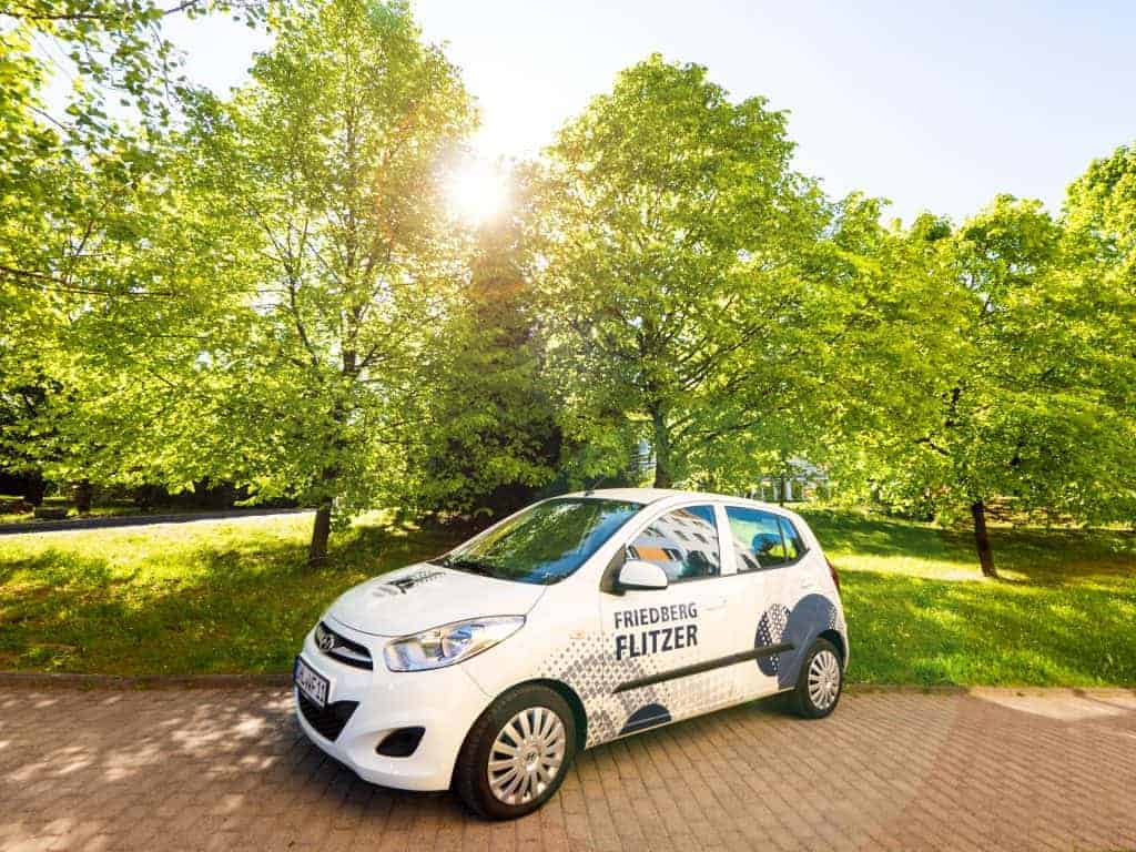 Der Friedberg-Flitzer unter Bäumen im Wohnpark Friedberg in Suhl