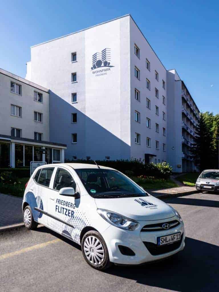 Der Friedberg-Flitzer vor einem Wohnhaus im Wohnpark Friedberg in Suhl