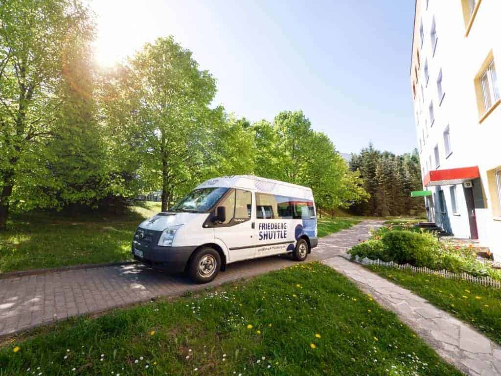 Der Friedberg-Shuttle vor einem Wohnhaus im Wohnpark Friedberg in Suhl