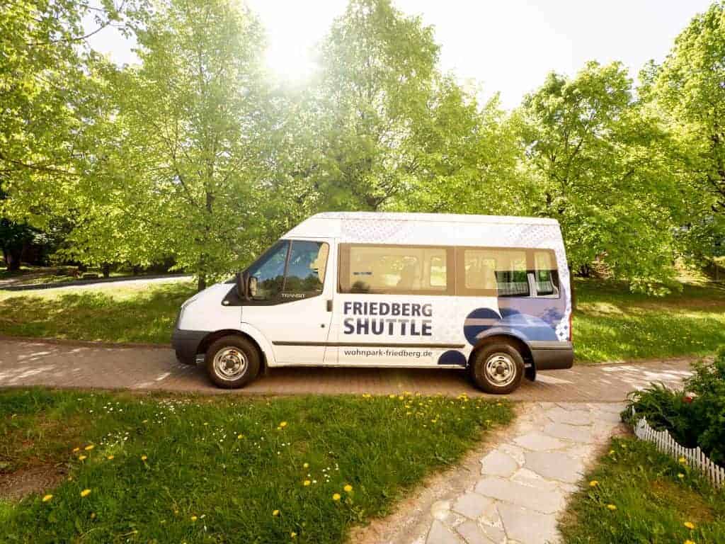 Der Friedberg-Shuttle auf einem Weg im Grünen im Wohnpark Friedberg in Suhl