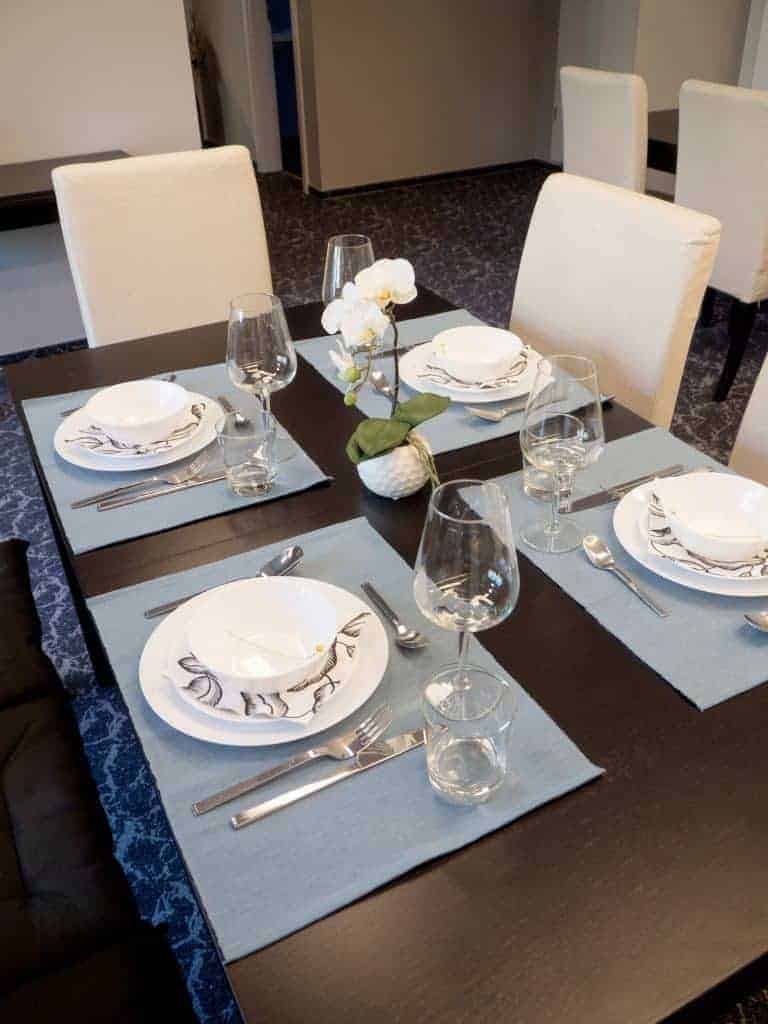 Gedeckter Tisch mit Weingläsern im Friedbergtreff im Wohnpark Friedberg in Suhl
