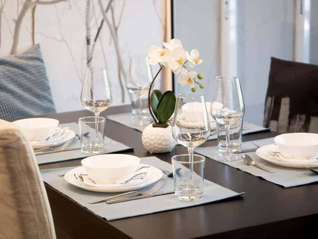 Gedeckter Tisch mit Orchidee im Friedbergtreff im Wohnpark Friedberg in Suhl