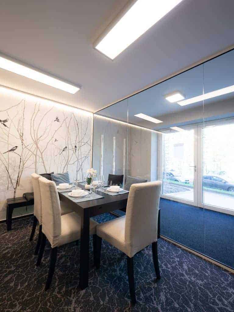 Tisch am Fenster im Friedbergtreff im Wohnpark Friedberg in Suhl