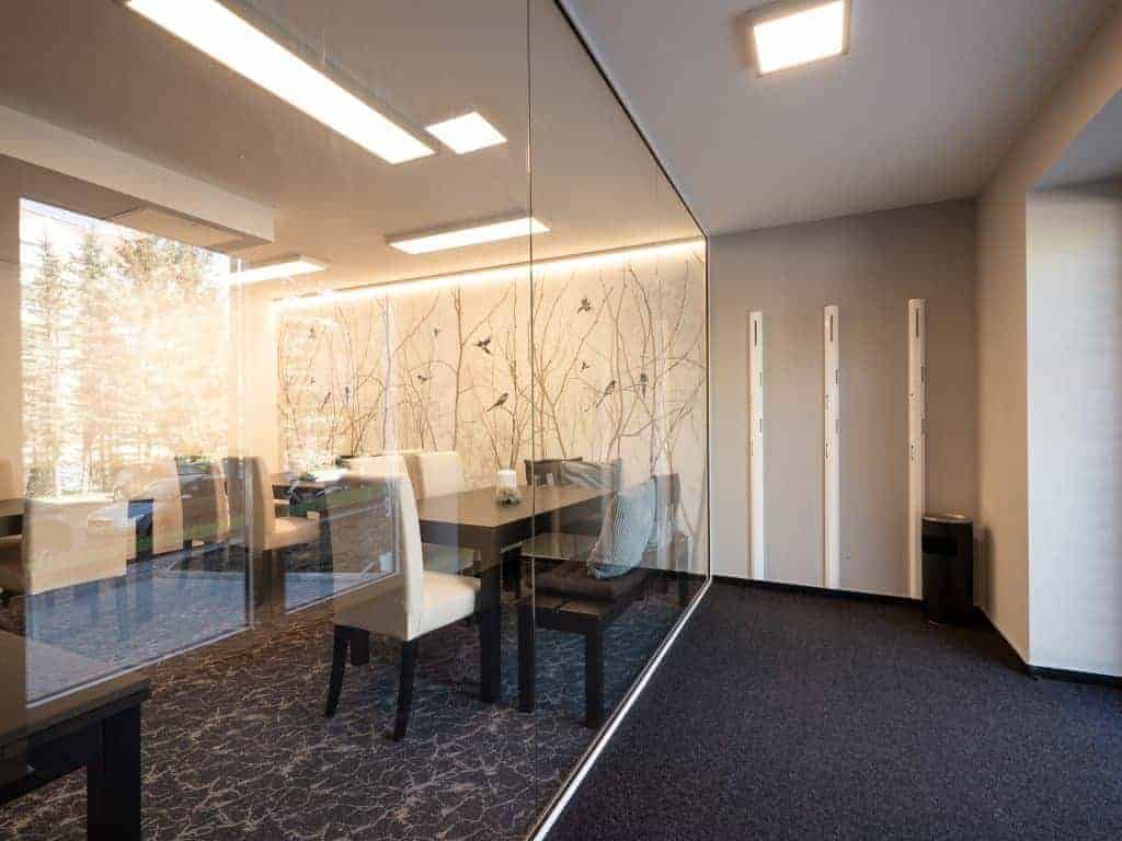 Sitzbereich mit Glaswand im Friedbergtreff im Wohnpark Friedberg in Suhl