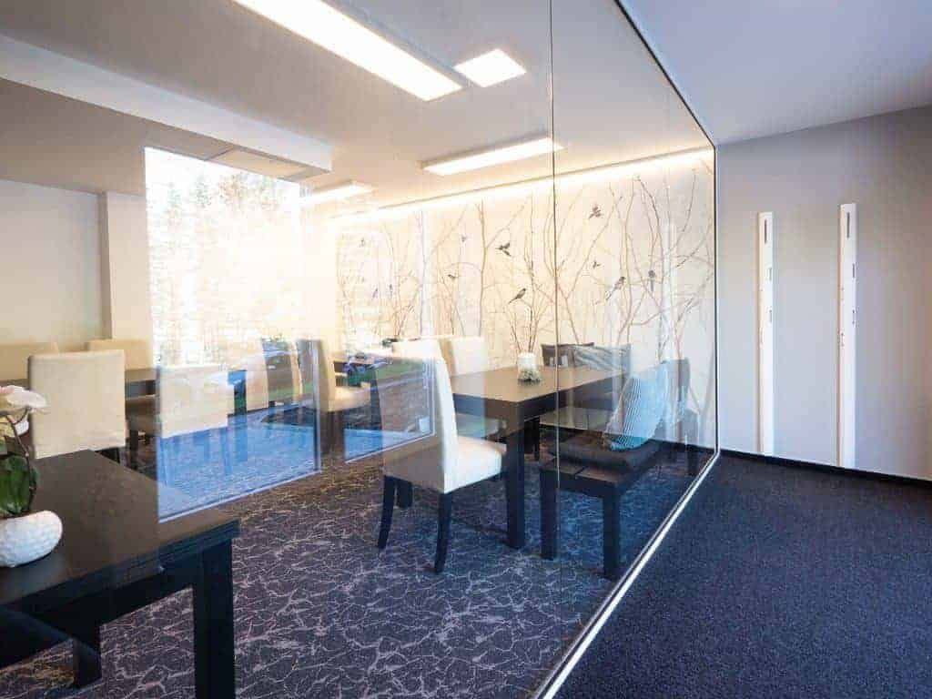 Sitzbereich am Fenster im Friedbergtreff im Wohnpark Friedberg in Suhl
