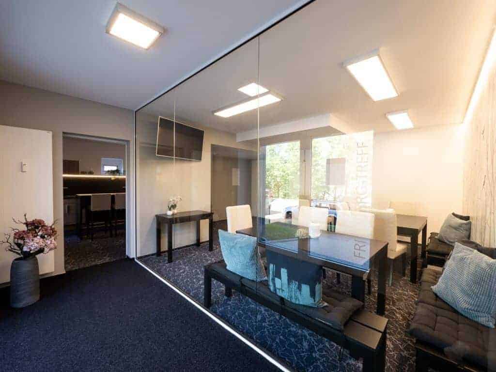 Blick von der Küche in den Saal des Friedbergtreffs im Wohnpark Friedberg in Suhl