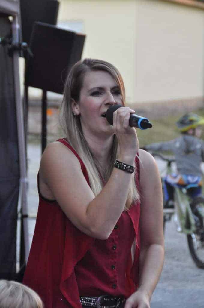 Sängerin mit Mikrofon beim Friedbergfest im Wohnpark Friedberg in Suhl