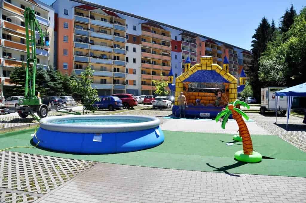 Hüpfburg und Planschbecken beim Kinderfest im Wohnpark Friedberg in Suhl