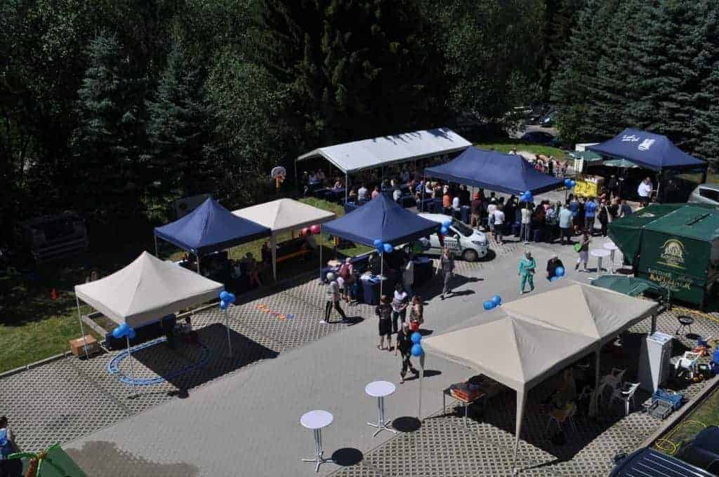 Luftbild vom Friedbergfest mit Pavillons und Besuchern im Wohnpark Friedberg in Suhl