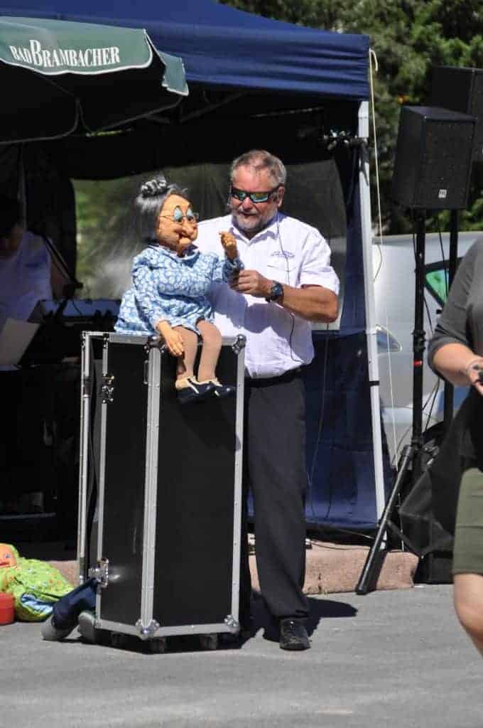 Bauchredner mit Puppe beim Friedbergfest im Wohnpark Friedberg in Suhl