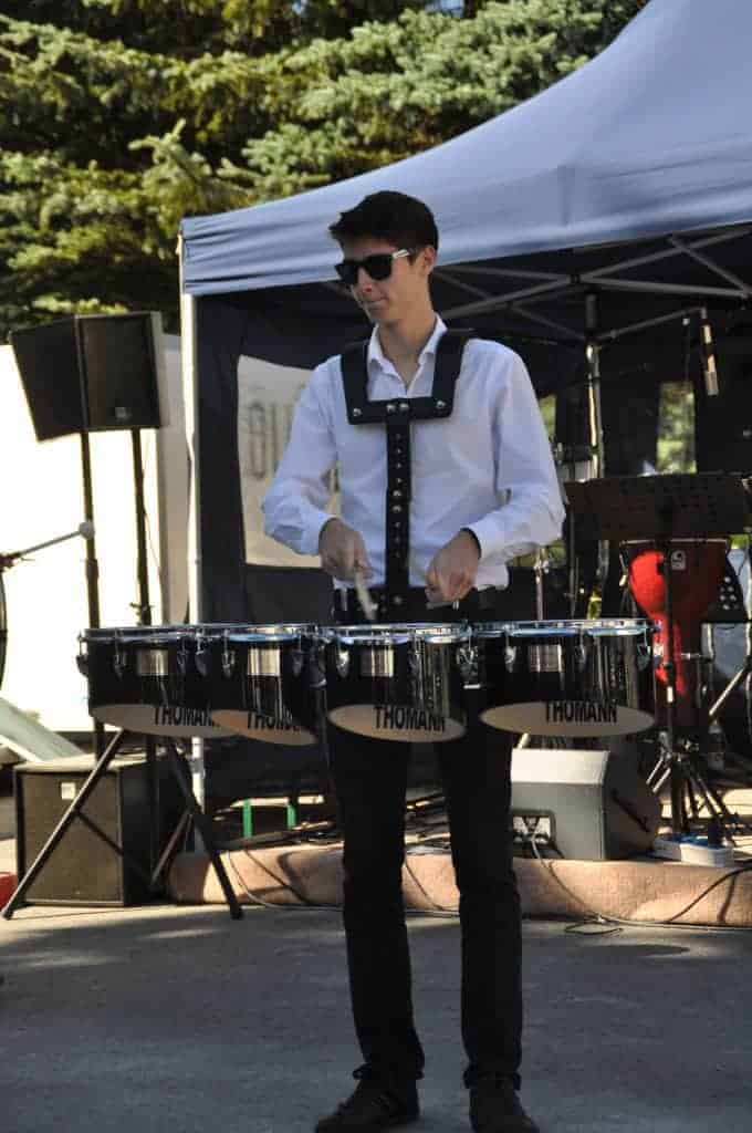 Musiker am Percussion-Set beim Friedbergfest im Wohnpark Friedberg in Suhl