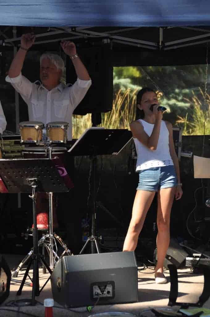 Sängerin und Congas auf der Bühne beim Friedbergfest im Wohnpark Friedberg in Suhl