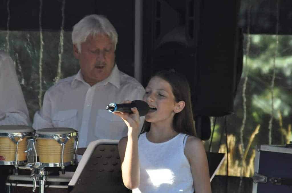 Musiker an den Congas und Sängerin beim Friedbergfest im Wohnpark Friedberg in Suhl