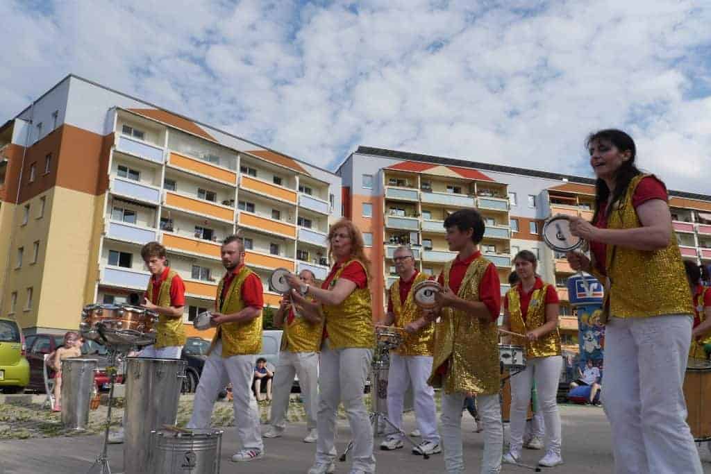Sambagruppe mit Publikum beim Friedbergfest im Wohnpark Friedberg in Suhl