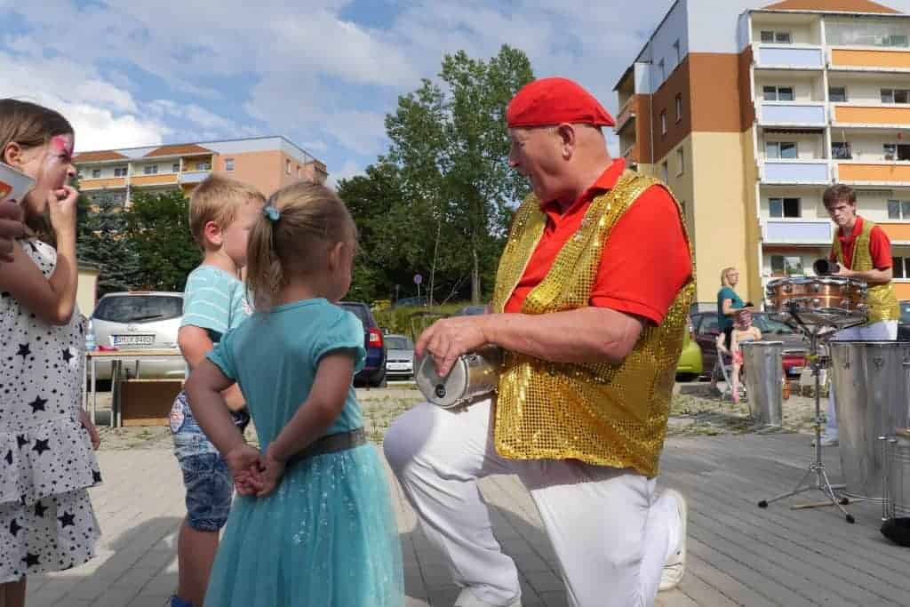 Kinder und Musiker beim Friedbergfest im Wohnpark Friedberg in Suhl