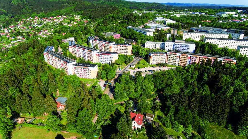 Luftbild des Wohnparks am Waldrand im Wohnpark Friedberg in Suhl