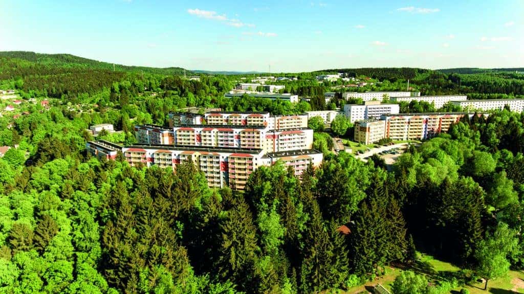 Luftbild des Wohnparks zwischen bewaldeten Hängen im Wohnpark Friedberg in Suhl