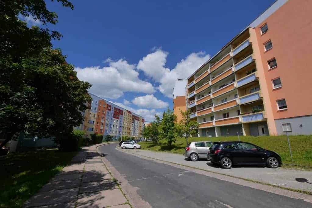 Wohnhäuser an der Straße im Wohnpark im Wohnpark Friedberg in Suhl