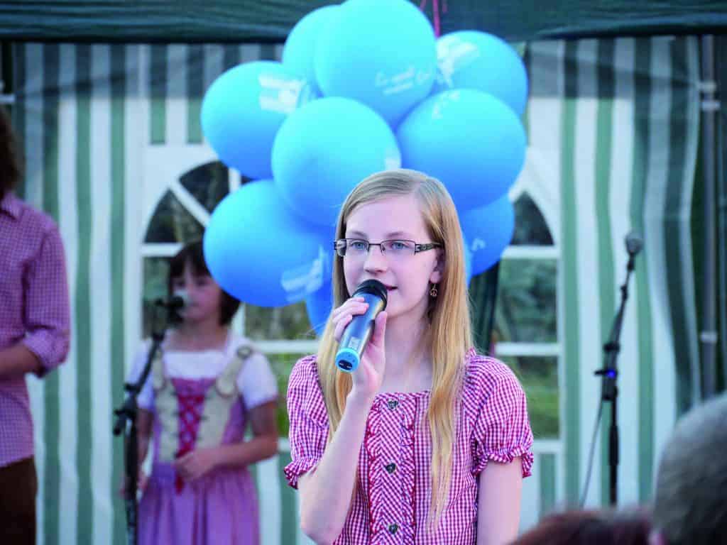 Mädchen singt mit Luftballons beim Friedbergfest im Wohnpark Friedberg in Suhl