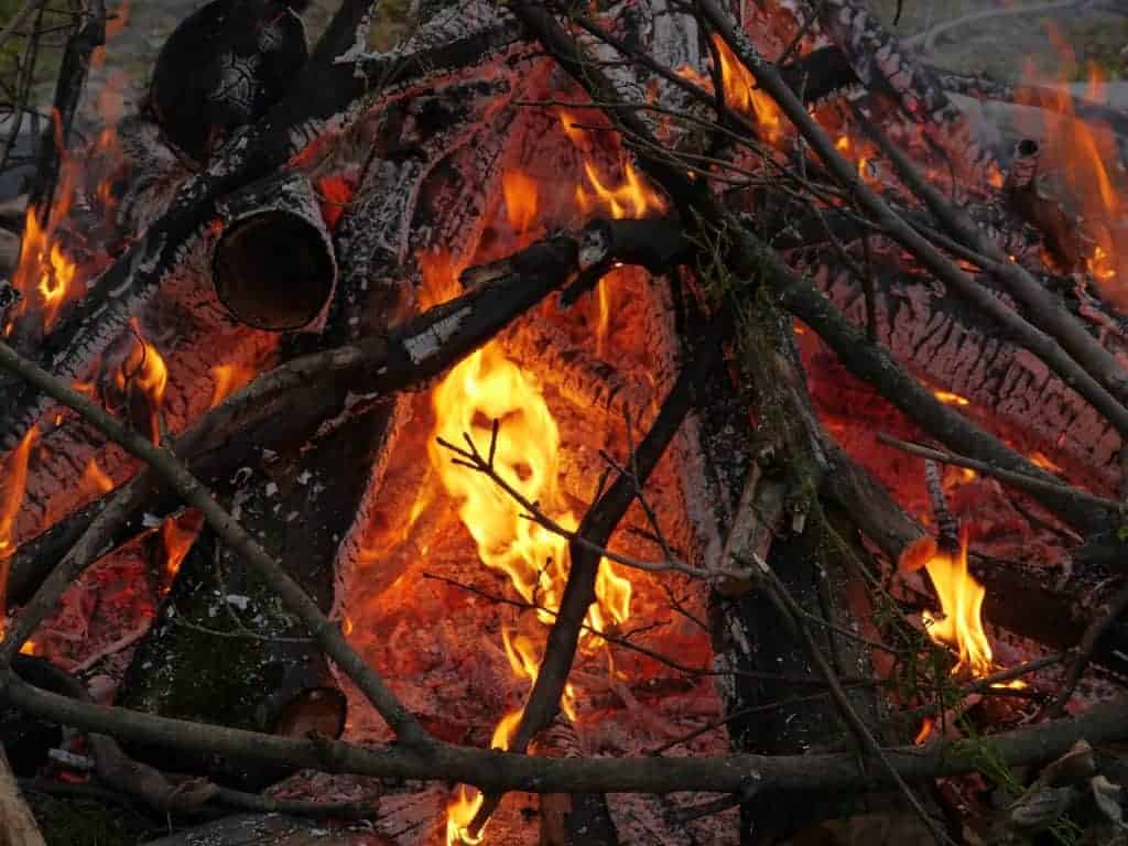Lagerfeuer mit Funkenflug beim Friedbergfest im Wohnpark Friedberg in Suhl