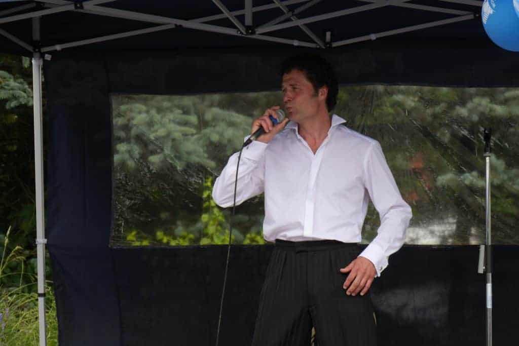 Sänger auf der Bühne beim Friedbergfest im Wohnpark Friedberg in Suhl
