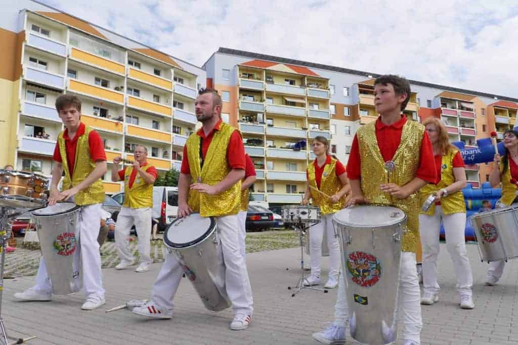 Sambagruppe trommelt vor den Wohnhäusern beim Friedbergfest im Wohnpark Friedberg in Suhl