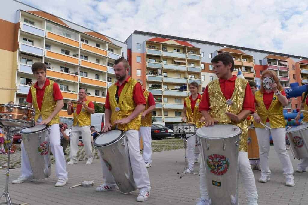 Sambagruppe mit Trommeln zieht durch den Wohnpark im Wohnpark Friedberg in Suhl