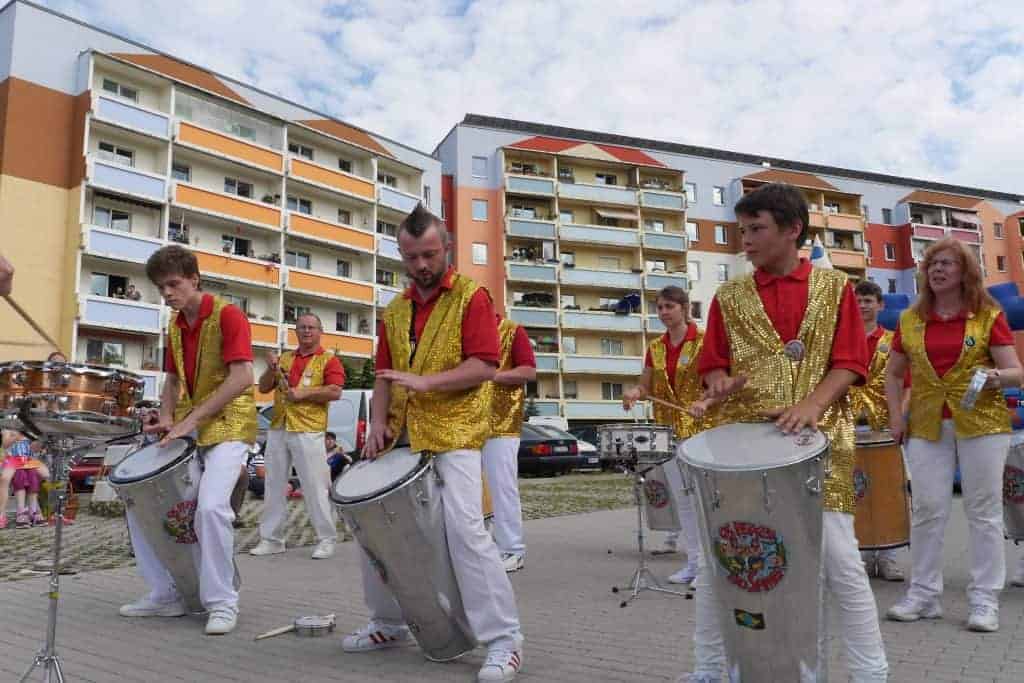 Sambagruppe zieht durch den Wohnpark beim Friedbergfest im Wohnpark Friedberg in Suhl