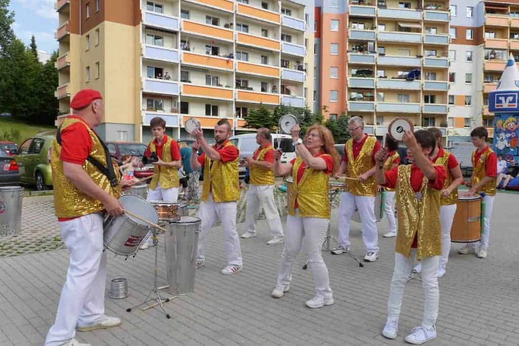 Sambagruppe spielt vor den Wohnhäusern beim Friedbergfest im Wohnpark Friedberg in Suhl