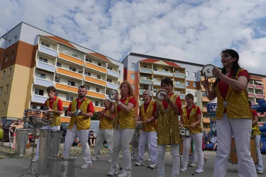 Sambagruppe vor dem Wohnblock beim Friedbergfest im Wohnpark Friedberg in Suhl