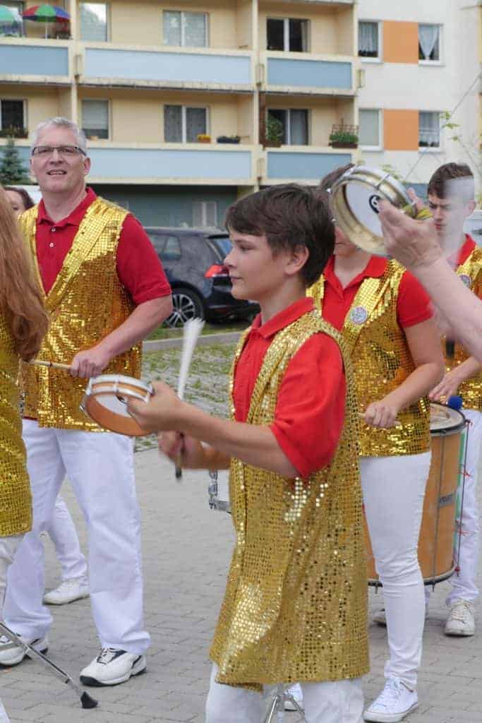 Junge mit Tamburin in der Sambagruppe beim Friedbergfest im Wohnpark Friedberg in Suhl