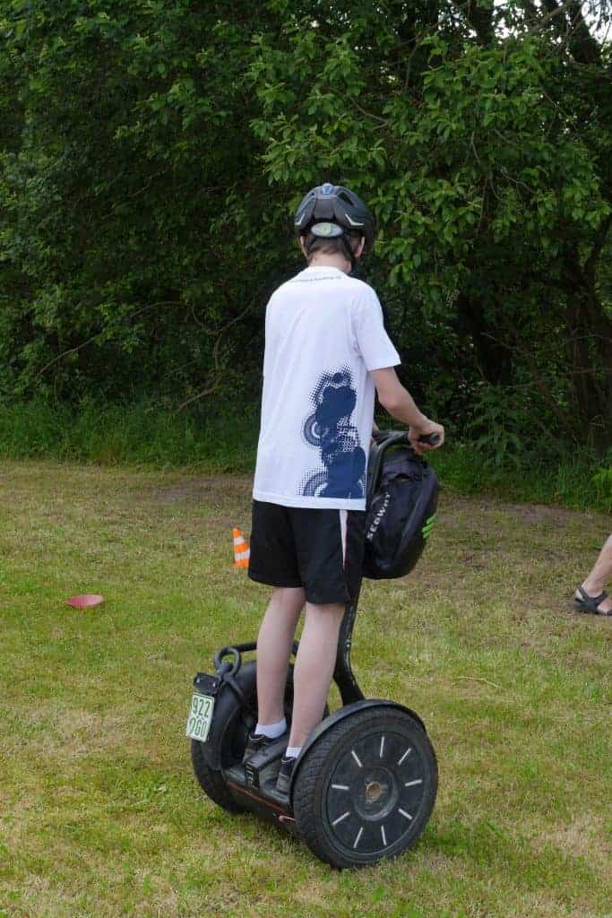 Junge mit Rucksack auf der Wiese beim Friedbergfest im Wohnpark Friedberg in Suhl