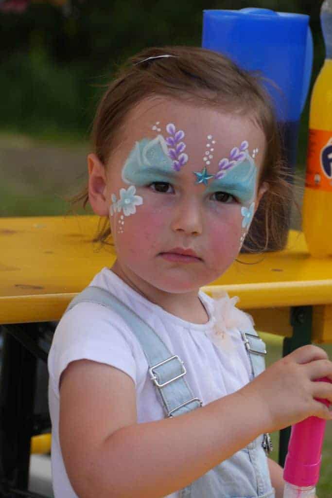 Mädchen mit Kinderschminken beim Friedbergfest im Wohnpark Friedberg in Suhl