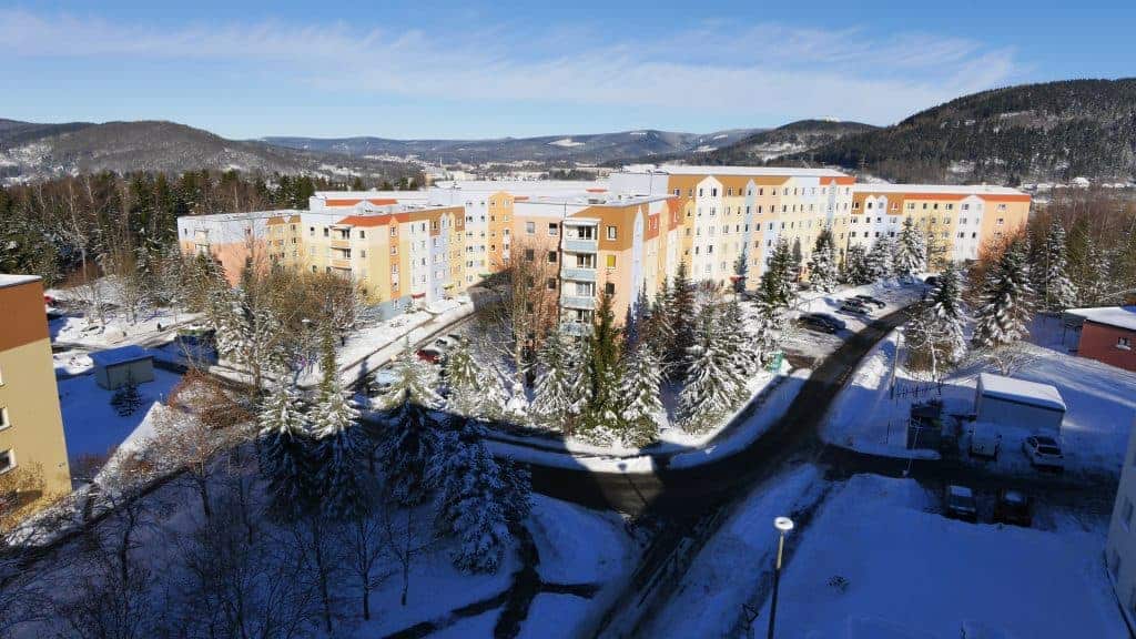 Luftbild der Wohnhäuser im Winter im Wohnpark Friedberg in Suhl