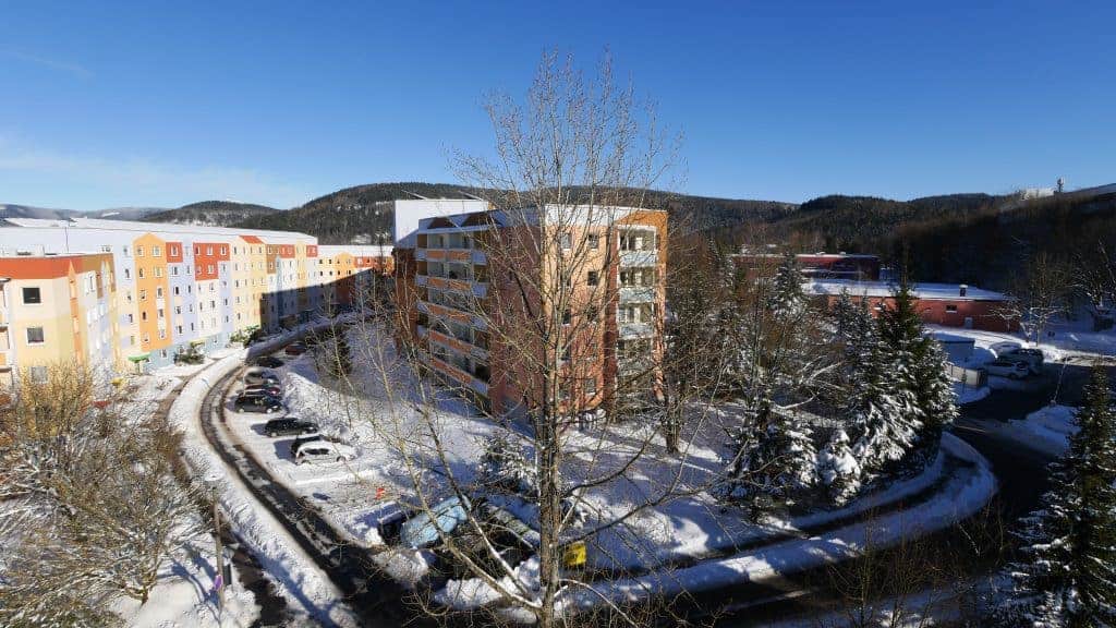Luftbild der verschneiten Wohnhäuser im Wohnpark Friedberg in Suhl