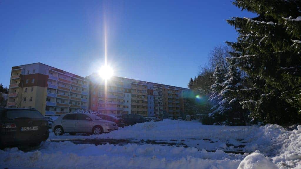 Wohnhaus und Parkplatz im Schnee im Wohnpark Friedberg in Suhl
