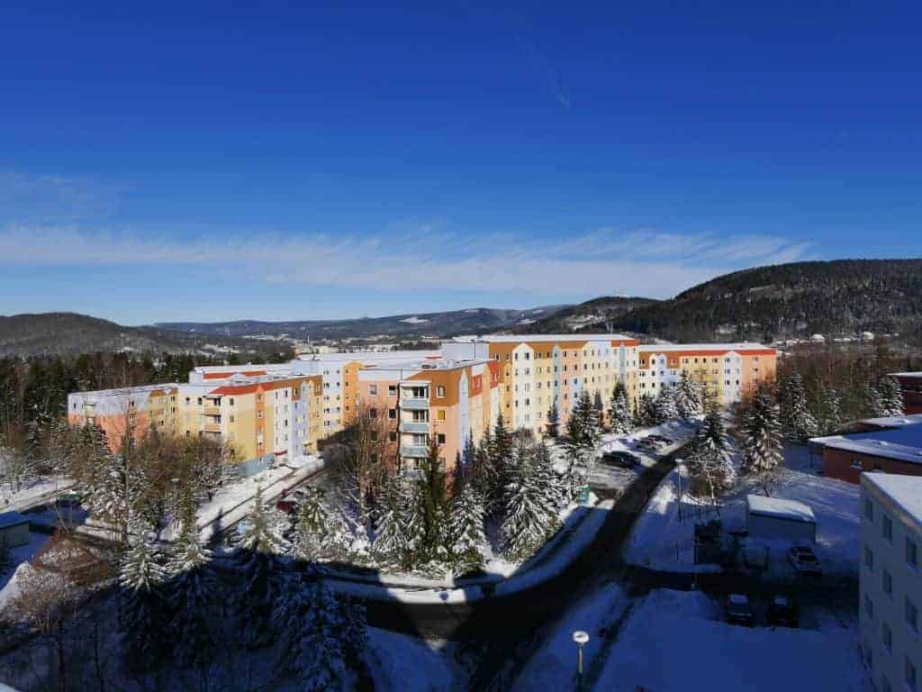 Blick über die verschneiten Wohnhäuser im Wohnpark Friedberg in Suhl