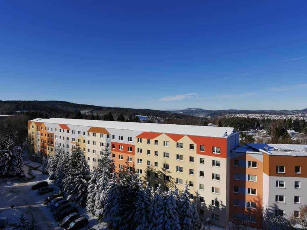 Wohnhäuser im Schnee mit Blick auf den Thüringer Wald im Wohnpark Friedberg in Suhl