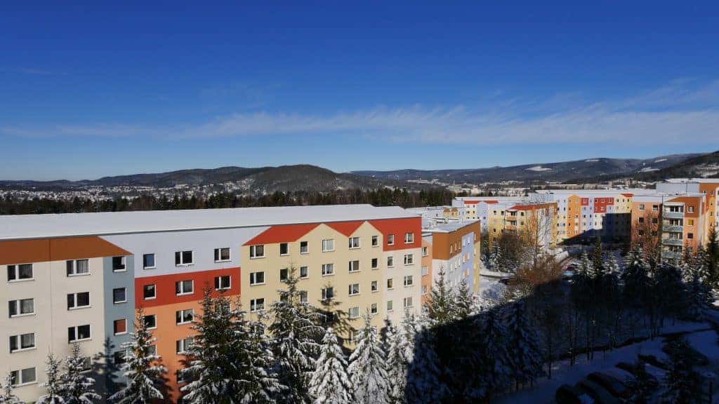 Verschneite Wohnhäuser mit Blick über Suhl im Wohnpark Friedberg in Suhl