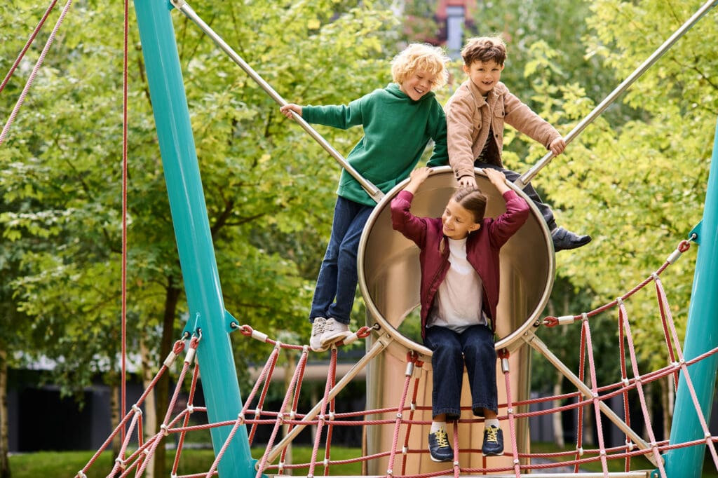 Kinder spielen im Herbst auf einem Spielplatz.
