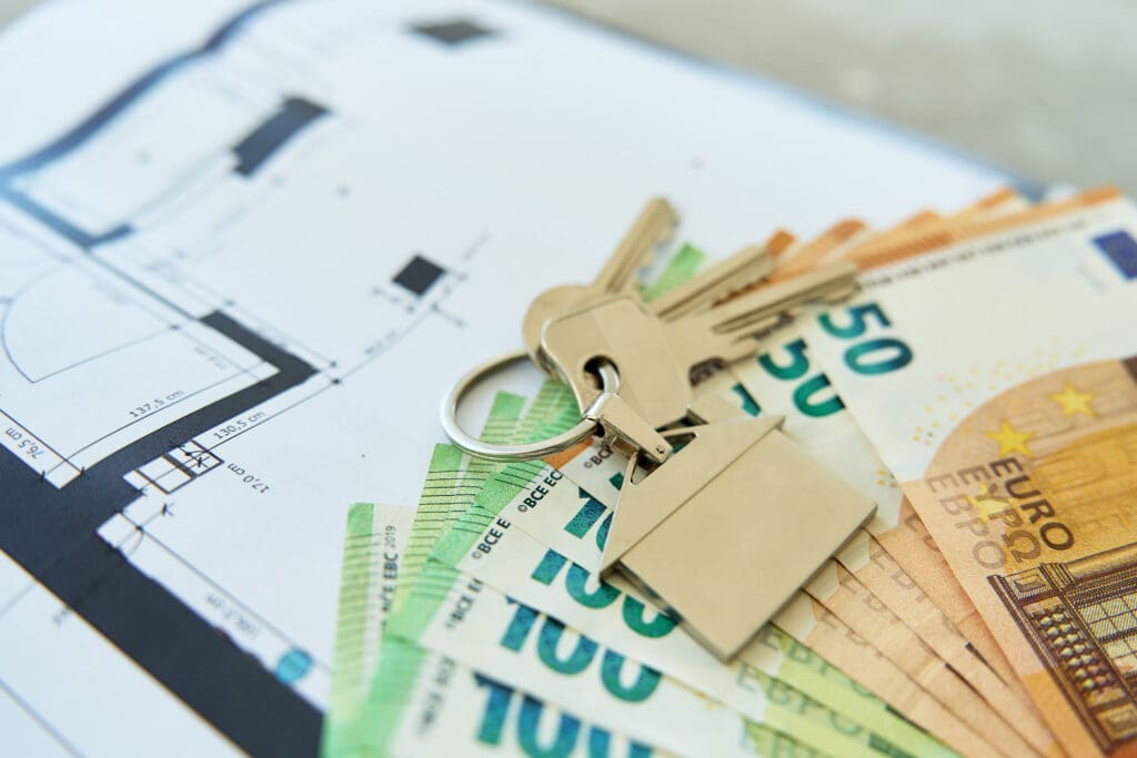 Wohnungssuche und Budgetplanung mit Taschenrechner und Unterlagen.