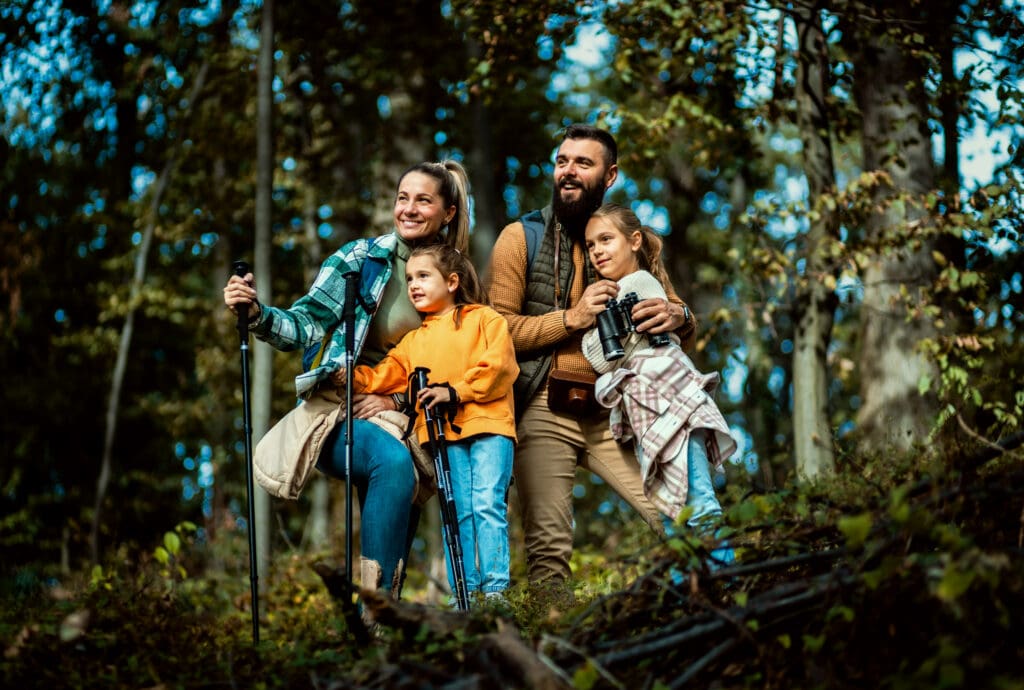 Familie beim Spaziergang im Grünen rund um den Wohnpark Friedberg